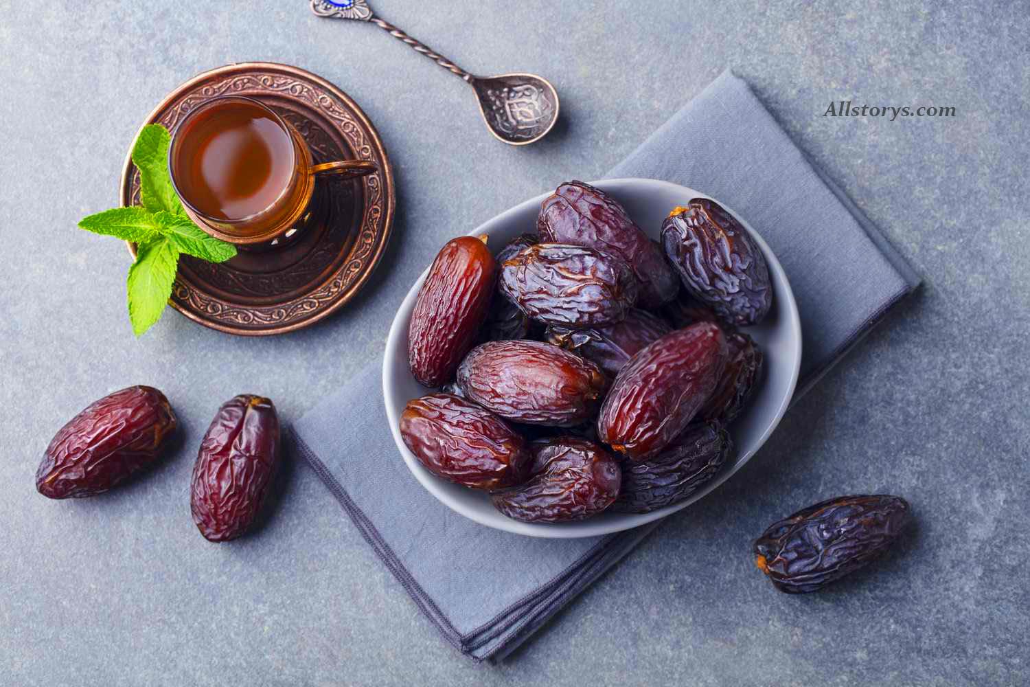 Why is the Ramadan fast break with dates?